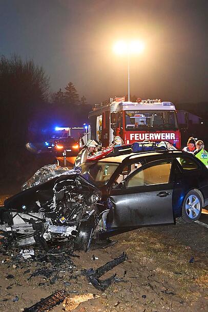 Bei einem heftigen Unfall bei Glonn sind drei Menschen verletzt und ins Krankenhaus gebracht worden. Bei einem heftigen Unfall bei Glonn sind drei Menschen verletzt und ins Krankenhaus gebracht worden.
