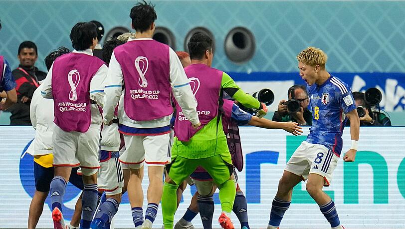 Japans Ritsu Doan (r) trifft zum Ausgleich für Japan. Japans Ritsu Doan (r) trifft zum Ausgleich für Japan.