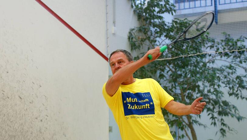 Wolfgan Heubisch drischt auf den kleinen Ball. Wolfgan Heubisch drischt auf den kleinen Ball.