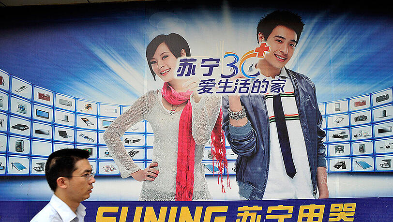 Die 28,3 Milliarden Yuan bringen Alibaba eine Beteiligung von knapp 20 Prozent an der Firma Suning mit 1600 Läden. Die 28,3 Milliarden Yuan bringen Alibaba eine Beteiligung von knapp 20 Prozent an der Firma Suning mit 1600 Läden.