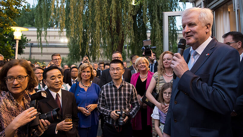Der bayerische Ministerpräsident Horst Seehofer spricht in der Deutschen Botschaft in Peking (China) bei einem Empfang. Der bayerische Ministerpräsident Horst Seehofer spricht in der Deutschen Botschaft in Peking (China) bei einem Empfang.