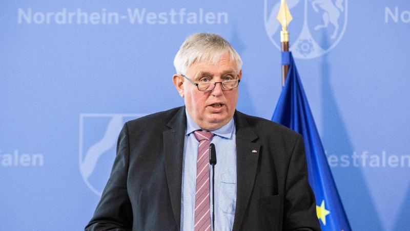 Karl-Josef Laumann, CDA-Chef und Sozialminister von Nordrhein-Westfalen, spricht bei einer Pressekonferenz. Karl-Josef Laumann, CDA-Chef und Sozialminister von Nordrhein-Westfalen, spricht bei einer Pressekonferenz.