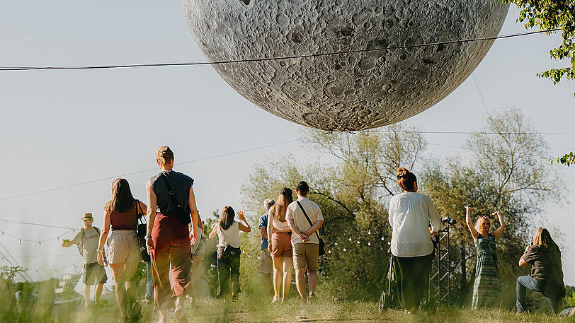 Tollwood zeigt auch 2026 wieder, wie vielfältig und lebendig München im Sommer ist. Und wenn der Tollwood-Sommer zu Ende geht, bleiben viele dieser kleinen Momente. Tollwood zeigt auch 2026 wieder, wie vielfältig und lebendig München im Sommer ist. Und wenn der Tollwood-Sommer zu Ende geht, bleiben viele dieser kleinen Momente.