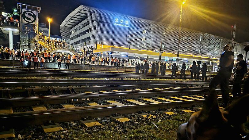 Am S-Bahnhof Hackerbrücke kam es zu teils chaotischen Szenen. Am S-Bahnhof Hackerbrücke kam es zu teils chaotischen Szenen.