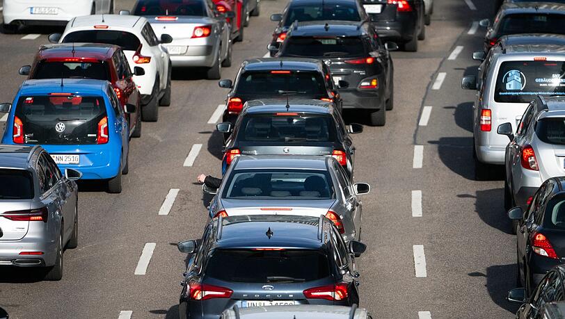 Die Fahrzeugdichte auf Deutschlands Straßen ist wieder gestiegen. Die Fahrzeugdichte auf Deutschlands Straßen ist wieder gestiegen.