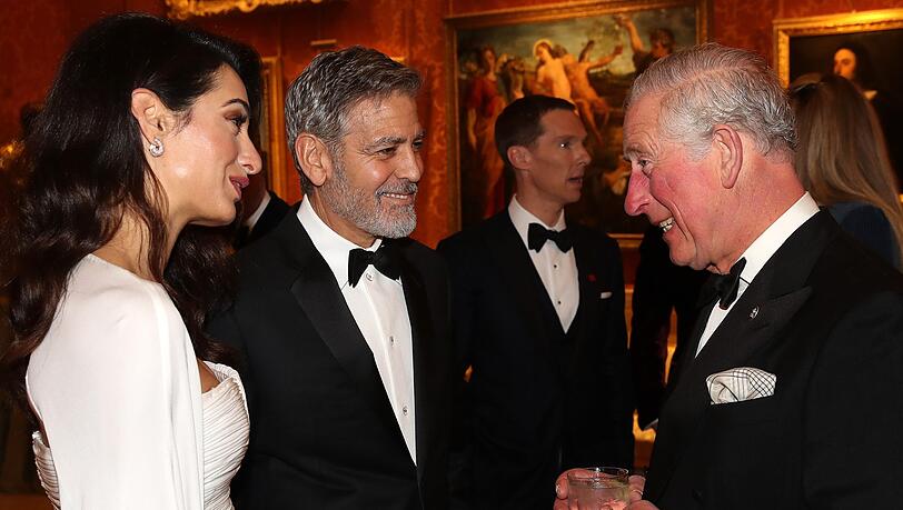 Gern gesehener Gast in London: George Clooney (Mitte) mit seiner Frau Amal und Prinz Charles bei einem Abendessen für Spender, Unterstützer und Botschafter des Princes Trust International im Buckingham Palace. Gern gesehener Gast in London: George Clooney (Mitte) mit seiner Frau Amal und Prinz Charles bei einem Abendessen für Spender, Unterstützer und Botschafter des Princes Trust International im Buckingham Palace.