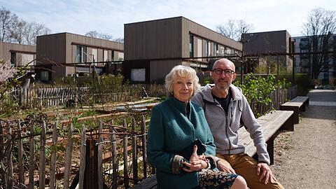 Christa Ebermayer und Manfred Hagl vor den Gemüse- und Obstgärten. Seit 2019 sind sie Eigentümer in der Baugemeinschaft Team3. Nach dem Auswahlverfahren von „Mehr Grün für München“ 2020/2021 wurden sie im Jahr darauf mit dem ersten Platz geehrt. Christa Ebermayer und Manfred Hagl vor den Gemüse- und Obstgärten. Seit 2019 sind sie Eigentümer in der Baugemeinschaft Team3. Nach dem Auswahlverfahren von „Mehr Grün für München“ 2020/2021 wurden sie im Jahr darauf mit dem ersten Platz geehrt.