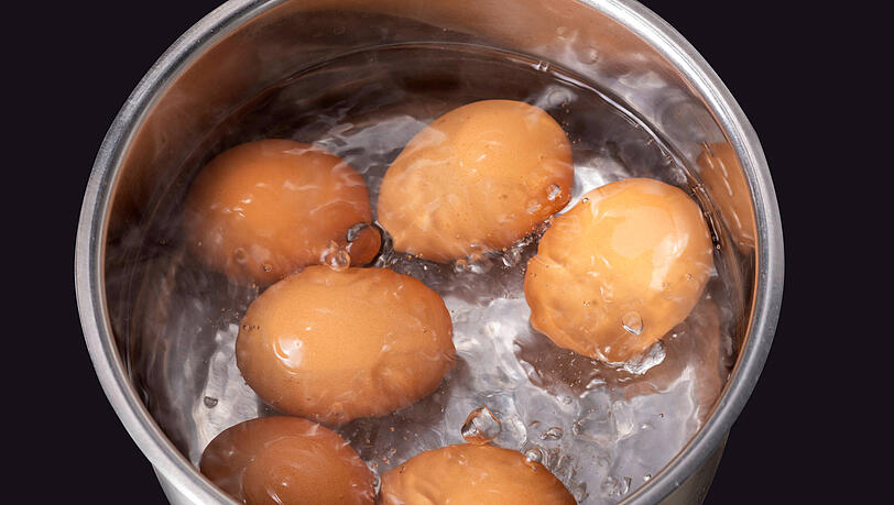 Normalerweise kocht man Eier im Wassertopf, doch auch in der Heißluftfritteuse lassen sie sich garen. Normalerweise kocht man Eier im Wassertopf, doch auch in der Heißluftfritteuse lassen sie sich garen.