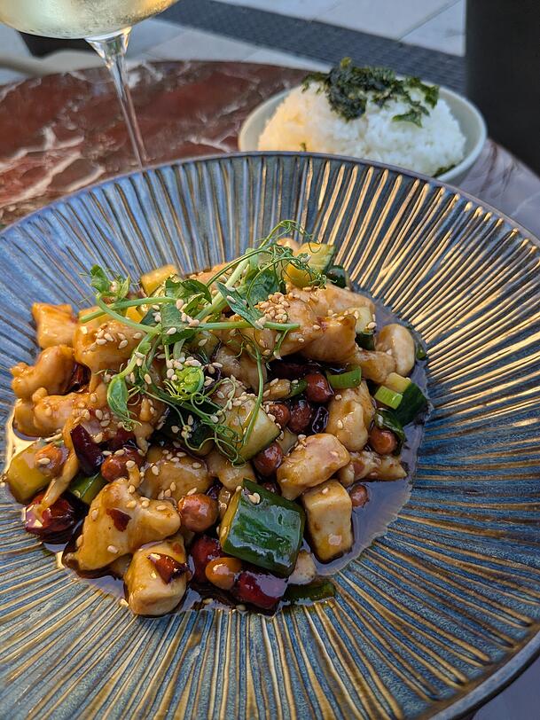 Die Hauptspeise: Hühnerfilet gebraten mit Erdnüssen, Frühlingszwiebeln, Sichuan-Pfeffer und Chili in süß-saurer Soße. Die Hauptspeise: Hühnerfilet gebraten mit Erdnüssen, Frühlingszwiebeln, Sichuan-Pfeffer und Chili in süß-saurer Soße.