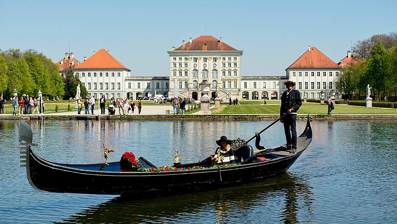Ein bissl Venedig am Nymphenburger Kanal: täglich (bei schönem Wetter) kann man hier auch Gondelfahren. Ein bissl Venedig am Nymphenburger Kanal: täglich (bei schönem Wetter) kann man hier auch Gondelfahren.
