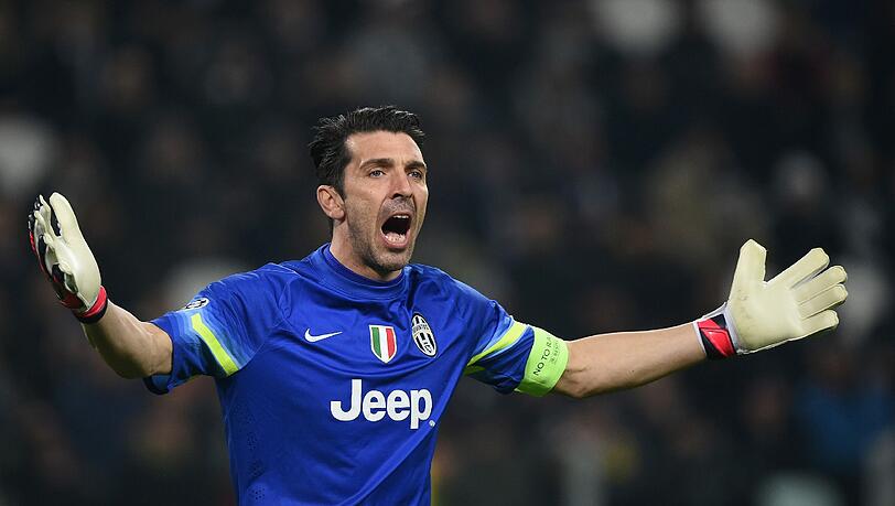 TOR: Gianluigi Buffon: Alter: 37 Jahre. aktueller Verein: Juventus Turin. Kam 2001 für 58 Millionen zur "alten Dame". Eine Torwart-Legende. Weltmeister mit Italien 2006 - im Berliner Olympiastadion. UEFA-Cupsieger mit Parma 1999, unter anderem 6-maliger italienischer Meister. TOR: Gianluigi Buffon: Alter: 37 Jahre. aktueller Verein: Juventus Turin. Kam 2001 für 58 Millionen zur "alten Dame". Eine Torwart-Legende. Weltmeister mit Italien 2006 - im Berliner Olympiastadion. UEFA-Cupsieger mit Parma 1999, unter anderem 6-maliger italienischer Meister.