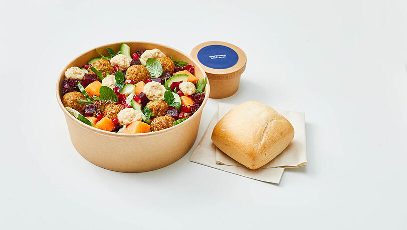 Gibt's künftig beim Lufthansa-Flug zu kaufen: Falafel-Tahini-Salat. Gibt's künftig beim Lufthansa-Flug zu kaufen: Falafel-Tahini-Salat.