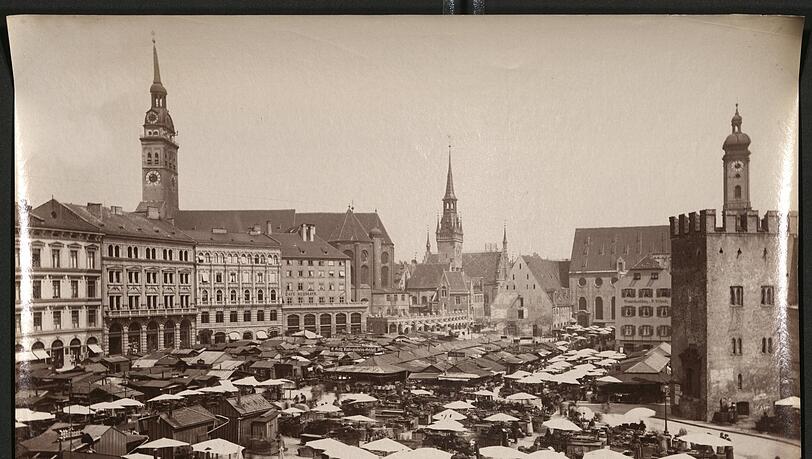 Blick auf den Viktualienmarkt vor 1880: Auch viele Stadtansichten gibt es im Foto-Archiv des Bruckmann-Verlags. Blick auf den Viktualienmarkt vor 1880: Auch viele Stadtansichten gibt es im Foto-Archiv des Bruckmann-Verlags.