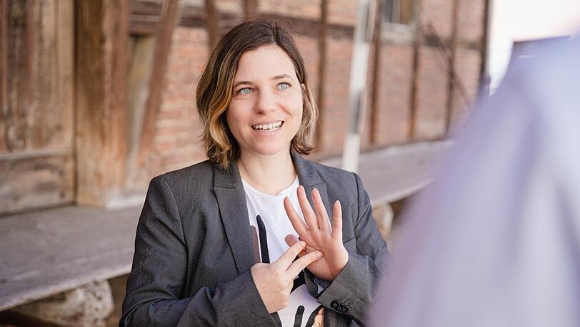 Julia Probst unterhält sich in Gebärdensprache. Julia Probst unterhält sich in Gebärdensprache.