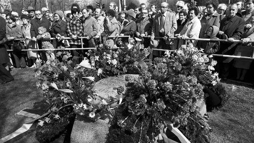 Das Mahnmal: Am ersten Jahrestag des Attentats wird am Tatort in Karlsruhe ein Mahnmal enthüllt.