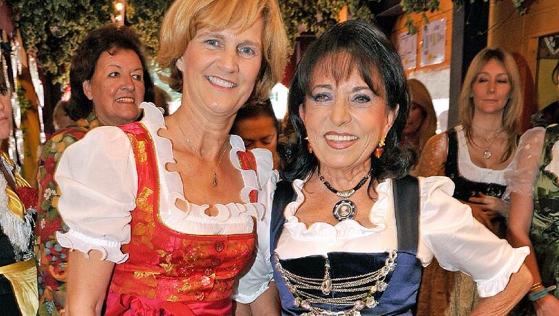 Gastgeberin Regine Sixt (r.) mit Bayerns First Lady Karin Seehofer bei der Damen-Wiesn. Gastgeberin Regine Sixt (r.) mit Bayerns First Lady Karin Seehofer bei der Damen-Wiesn.