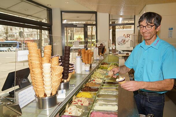 Michael Sarclettis Eisdiele gehört zu den berühmtesten der Stadt. Michael Sarclettis Eisdiele gehört zu den berühmtesten der Stadt.