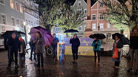 Mahnwache in Weilheim. Montags treffen sich Gegner der AfD auf dem Marienplatz, später kommt die Gruppe „Wir in Weilheim“ zusammen, um Ideen gegen die Partei zu sammeln. Die „stille Mehrheit“ soll nicht mehr still sein, ist die Hoffnung. Mahnwache in Weilheim. Montags treffen sich Gegner der AfD auf dem Marienplatz, später kommt die Gruppe „Wir in Weilheim“ zusammen, um Ideen gegen die Partei zu sammeln. Die „stille Mehrheit“ soll nicht mehr still sein, ist die Hoffnung.