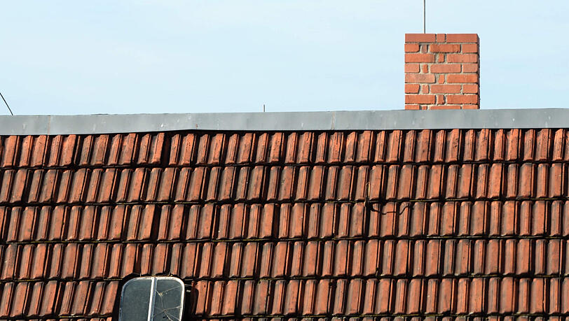 Der Mann wollte seine Dachrinne reinigen, als er plötzlich kollabierte. (Symbolbild) Der Mann wollte seine Dachrinne reinigen, als er plötzlich kollabierte. (Symbolbild)