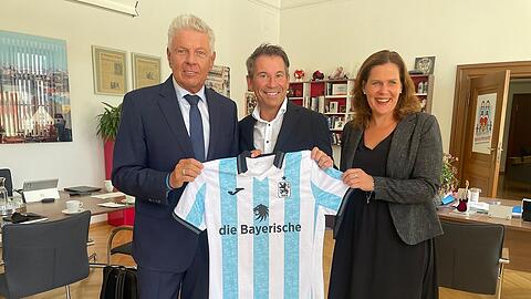 Jetzt kommt Schwung in die Zukunftsplanung des Grünwalder Stadions: Oberbürgermeister Dieter Reiter, 1860-Präsident Gernot Mang und Sport-Bürgermeisterin Verena Dietl (v.l.) bei ihrem Treffen im Rathaus. Jetzt kommt Schwung in die Zukunftsplanung des Grünwalder Stadions: Oberbürgermeister Dieter Reiter, 1860-Präsident Gernot Mang und Sport-Bürgermeisterin Verena Dietl (v.l.) bei ihrem Treffen im Rathaus.