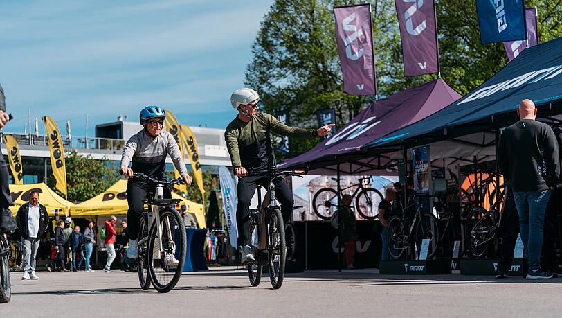 Auf einer Fläche von 20.000 Quadratmetern präsentieren die Marken mehr als 1.000 E-Bikes, die Besucherinnenund Besucher vor Ort ausprobieren, testen und direkt erwerben können. Auf einer Fläche von 20.000 Quadratmetern präsentieren die Marken mehr als 1.000 E-Bikes, die Besucherinnenund Besucher vor Ort ausprobieren, testen und direkt erwerben können.