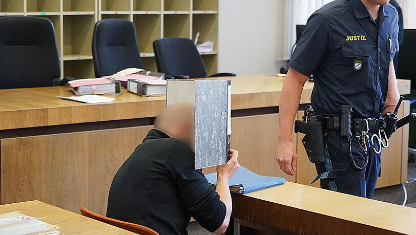 Medienscheu: Peter S. beim Prozessauftakt. Medienscheu: Peter S. beim Prozessauftakt.