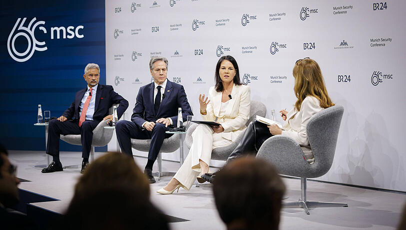 US-Außenminister Anthony Blinken (2. v. l. ) am Samstag bei einer Diskussion zum Thema "Gemeinsame Chancen wachsen lassen" mit Bundesaußenministerin Annalena Baerbock und dem indischen Außenminister Subrahmanyam Jaishankar. US-Außenminister Anthony Blinken (2. v. l. ) am Samstag bei einer Diskussion zum Thema "Gemeinsame Chancen wachsen lassen" mit Bundesaußenministerin Annalena Baerbock und dem indischen Außenminister Subrahmanyam Jaishankar.
