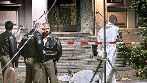 Polizisten neben der Leiche eines Italieners in Duisburg 2007.