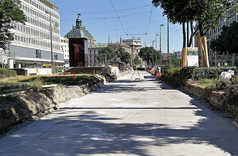 Die graue Fläche ist bereits betoniert, die Spur stadteinwärts liegt noch frei. Die graue Fläche ist bereits betoniert, die Spur stadteinwärts liegt noch frei.