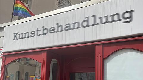 Die Pride-Flagge weht nicht nur in der Müllerstraße. In der ganzen Stadt gibt es Ausstellungen zu queeren Themen. Die Pride-Flagge weht nicht nur in der Müllerstraße. In der ganzen Stadt gibt es Ausstellungen zu queeren Themen.
