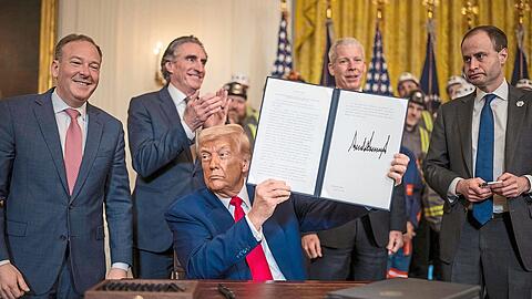 Der zum zweiten Mal gewählte US-Präsident Donald Trump hält ein unterschriebenes Dekret in den Händen. Es soll die Kohleindustrie in den Vereinigten Staaten weiter fördern. Der zum zweiten Mal gewählte US-Präsident Donald Trump hält ein unterschriebenes Dekret in den Händen. Es soll die Kohleindustrie in den Vereinigten Staaten weiter fördern.