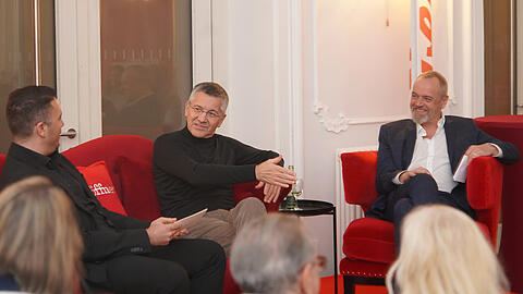 Bayern-Präsident Herbert Hainer mit Chefredakteur Michael Schilling und Chefreporter Maximilian Koch auf dem Sofa von Höffner. Bayern-Präsident Herbert Hainer mit Chefredakteur Michael Schilling und Chefreporter Maximilian Koch auf dem Sofa von Höffner.