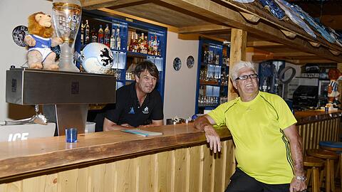 Kult-Trainer Werner Lorant und Andreas Barmbichler im Löwen-Lokal an seinem damaligen Wohnsitz am Campingplatz in Waging am See. Kult-Trainer Werner Lorant und Andreas Barmbichler im Löwen-Lokal an seinem damaligen Wohnsitz am Campingplatz in Waging am See.