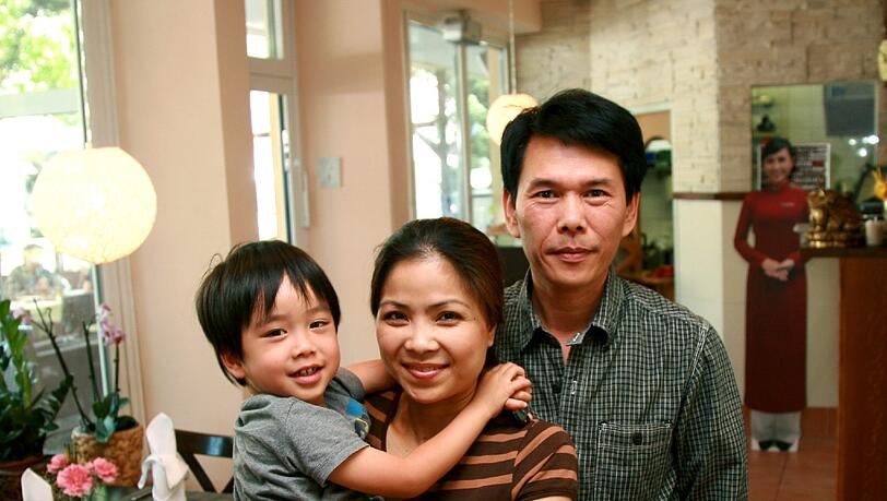 Versuchen ihr Glück in Schwabing: Dong Chu und Ha Kühnreich mit ihrem gemeinsamen Sohn Hugo (4). Versuchen ihr Glück in Schwabing: Dong Chu und Ha Kühnreich mit ihrem gemeinsamen Sohn Hugo (4).