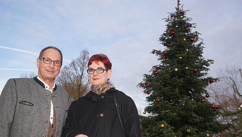 AZ-Leser Jürgen Hennig und seine Frau Elfriede freuen sich mit den Münchnern im Viertel über den geschmückten Baum am Thalkirchner Platz. AZ-Leser Jürgen Hennig und seine Frau Elfriede freuen sich mit den Münchnern im Viertel über den geschmückten Baum am Thalkirchner Platz.