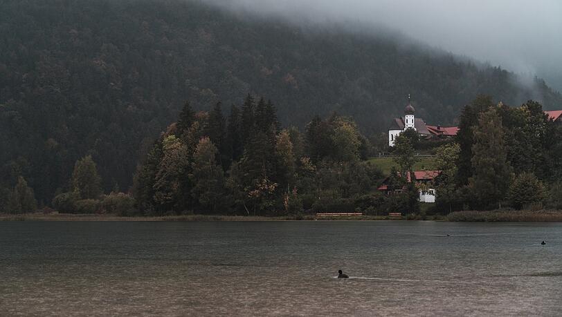 Der Alatsee im Allgäu wird auch der Blutsee genannt. Warum, erfahren Leser in Kapitel 28.
