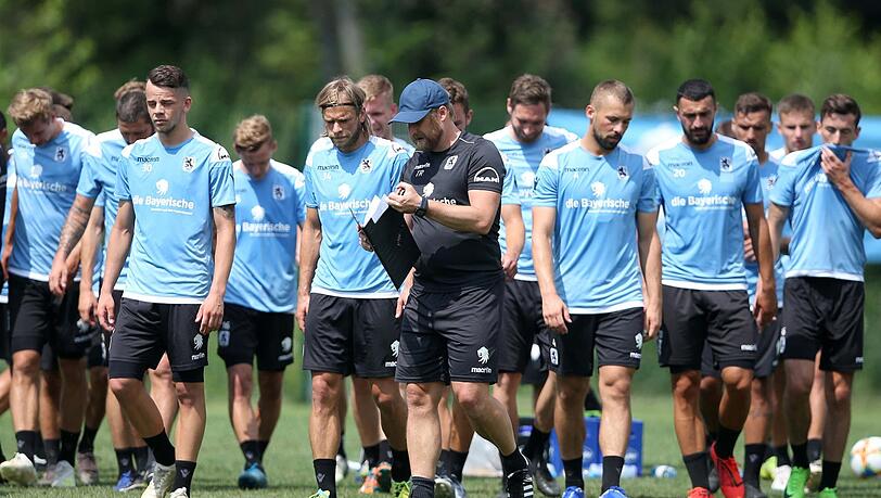 Daniel Bierofka schwört sein Team derzeit in Windischgarsten auf die neue Saison vor. Daniel Bierofka schwört sein Team derzeit in Windischgarsten auf die neue Saison vor.