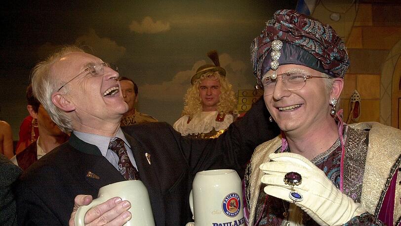 Der damalige Ministerpräsident Edmund Stoiber (l.) und sein Double Michael Lerchenberg nach dem Singspiel im Jahr 2000 Der damalige Ministerpräsident Edmund Stoiber (l.) und sein Double Michael Lerchenberg nach dem Singspiel im Jahr 2000