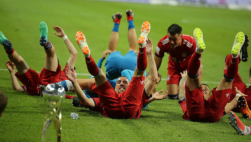 Den ersten Titel abgeräumt: Die Bayern feiern den Gewinn des Supercups in Frankfurt mit einer Kegel-Einlage. Den ersten Titel abgeräumt: Die Bayern feiern den Gewinn des Supercups in Frankfurt mit einer Kegel-Einlage.