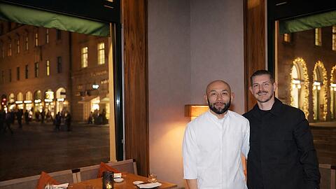 Küchenchef Atsushi Tajima (l.) und Restaurantleiter Pascal Costa laden zur neuen Ess-Klasse ins Koi am Wittelsbacherplatz. Küchenchef Atsushi Tajima (l.) und Restaurantleiter Pascal Costa laden zur neuen Ess-Klasse ins Koi am Wittelsbacherplatz.