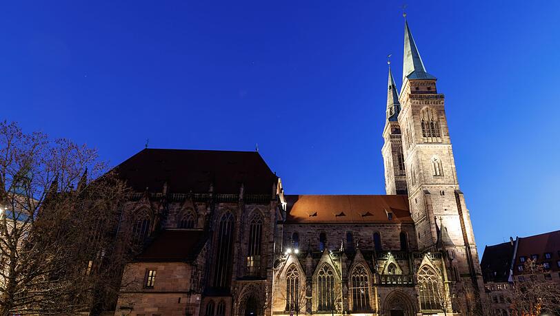 Touristen müssen für den Besuch der Nürnberger Sebalduskirche bald Eintritt bezahlen (Archivbild). Touristen müssen für den Besuch der Nürnberger Sebalduskirche bald Eintritt bezahlen (Archivbild).