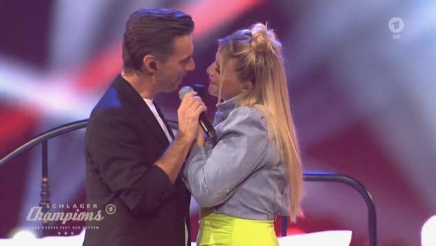 Knistert es da etwa? Florian Silbereisen und Beatrice Egli landeten auf der Bühne im Bett Knistert es da etwa? Florian Silbereisen und Beatrice Egli landeten auf der Bühne im Bett