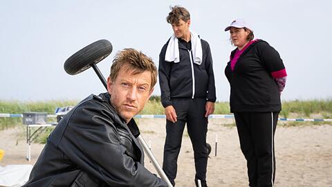 "Friesland: Geisterstunde": Polizist Henk Cassens (Maxim Mehmet, v.) untersucht einen Fundort am Strand. "Friesland: Geisterstunde": Polizist Henk Cassens (Maxim Mehmet, v.) untersucht einen Fundort am Strand.