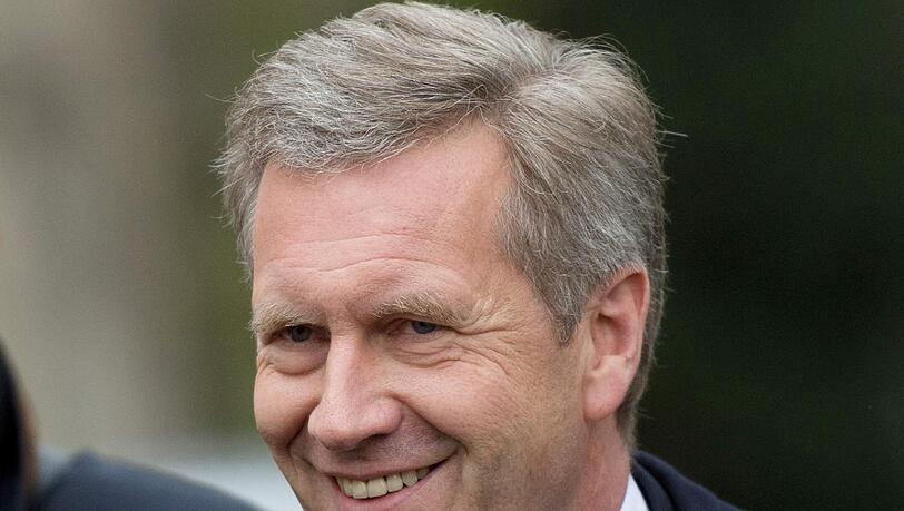 Er lacht, als er aus dem Gericht kommt: Der Prozess gegen Ex-Bundespräsident Christian Wulff könnte bald eingestellt werden. Richter Frank Rosenow findet, man könne ihm wirkliche Schuld nicht nachweisen. Er lacht, als er aus dem Gericht kommt: Der Prozess gegen Ex-Bundespräsident Christian Wulff könnte bald eingestellt werden. Richter Frank Rosenow findet, man könne ihm wirkliche Schuld nicht nachweisen.