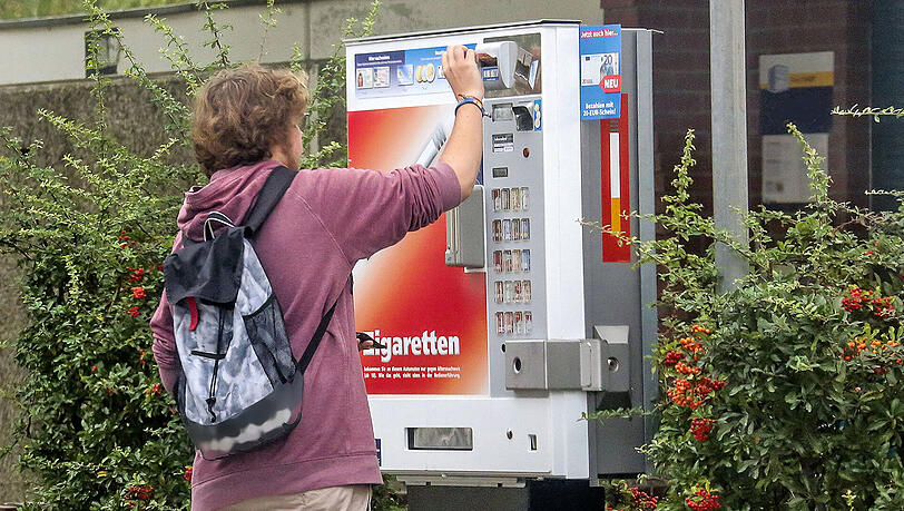 Entweder man bezahlt seine Zigaretten - oder man tritt solange gegen den Automaten, bis er Geld oder Kippen auswirft. (Symbolbild) Entweder man bezahlt seine Zigaretten - oder man tritt solange gegen den Automaten, bis er Geld oder Kippen auswirft. (Symbolbild)