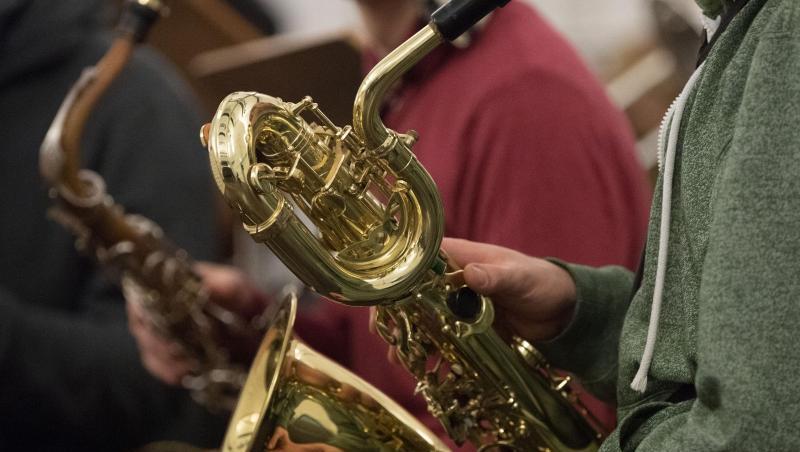 Ein Musiker hält ein Saxophon. Foto: Sebastian Kahnert/dpa-Zentralbild/dpa/Symbolbild Ein Musiker hält ein Saxophon. Foto: Sebastian Kahnert/dpa-Zentralbild/dpa/Symbolbild
