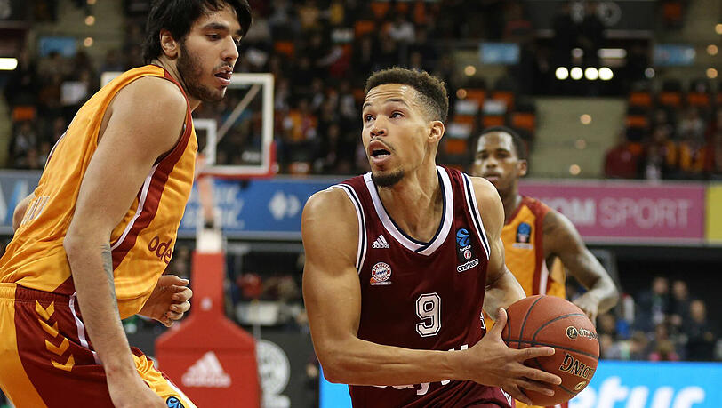 Bayern-Spieler Jared Cunningham (rechts), im Duell mit Ege Arar von Galatasaray Istanbul. Bayern-Spieler Jared Cunningham (rechts), im Duell mit Ege Arar von Galatasaray Istanbul.