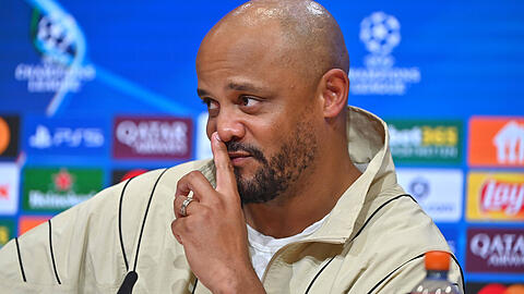 Fehlt im Halbfinal-Hinspiel in Paris wegen einer Gelb-Sperre: Bayern-Trainer Vincent Kompany. Fehlt im Halbfinal-Hinspiel in Paris wegen einer Gelb-Sperre: Bayern-Trainer Vincent Kompany.