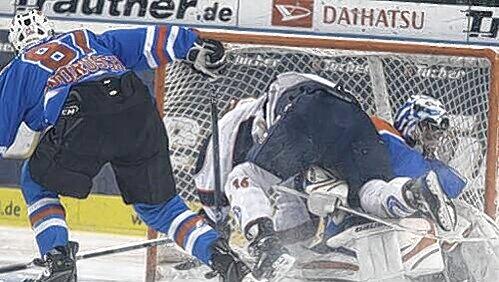 Kommt ein Huskie geflogen: Alex Leavitt nimmt Kurs Richtung Nürnberger Tor - aber Patrick Ehelechner hat den Puck. Kommt ein Huskie geflogen: Alex Leavitt nimmt Kurs Richtung Nürnberger Tor - aber Patrick Ehelechner hat den Puck.