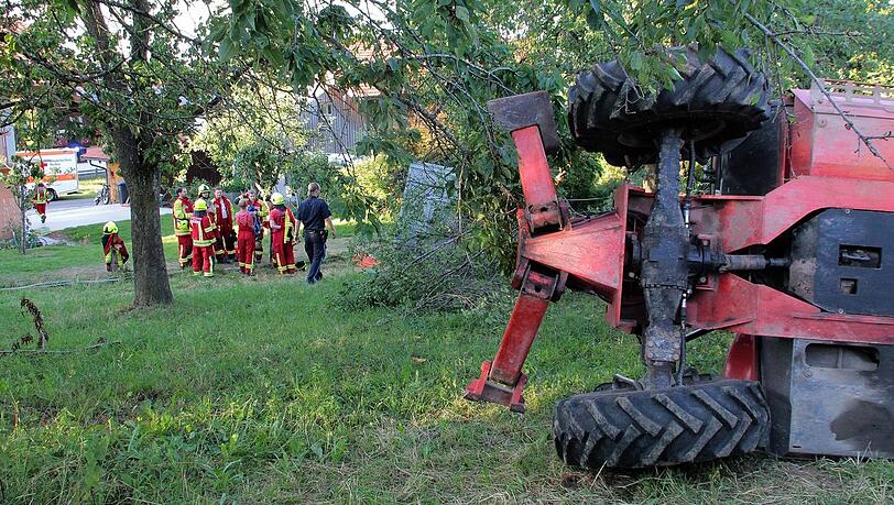 Das Arbeitsfahrzeug stürzte bei der Ernte um - fünf Menschen fielen dabei mehrere Meter in die Tiefe. Das Arbeitsfahrzeug stürzte bei der Ernte um - fünf Menschen fielen dabei mehrere Meter in die Tiefe.